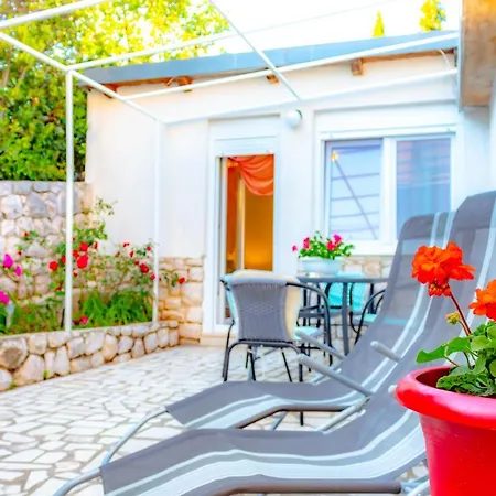 Apartment Vacation Grill & Chill With 350m2 Garden With Bbq Novi Vinodolski