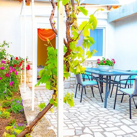 Apartment Vacation Grill & Chill With 350m2 Garden With Bbq Novi Vinodolski